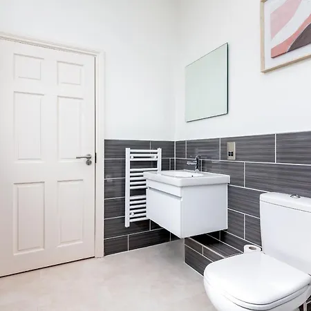 Pass The Keys Hunter House - Spacious & Modern Duplex With Private Parking