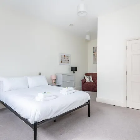 Pass The Keys Hunter House - Spacious & Modern Duplex With Private Parking Apartment York