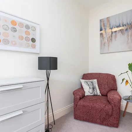 Pass The Keys Hunter House - Spacious & Modern Duplex With Private Parking *
