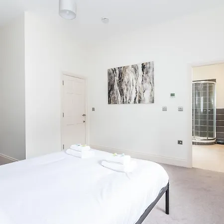 Pass The Keys Hunter House - Spacious & Modern Duplex With Private Parking Apartment *